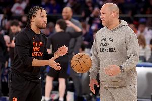 面包：我们对裁判抱怨太多了 助教里克·布伦森让我闭嘴别管裁判配图