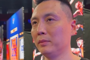 卢伟：李添荣进攻上这几年发挥较好 个人防守上还得打磨配图