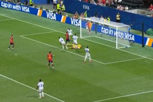 这是在干嘛!罗德里挑传库库接球传中,费兰打空门击中横梁配图