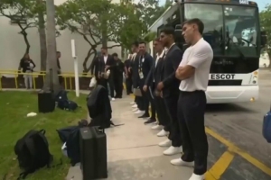 记者:乌拉圭队首战之前接受严格安检,现场部署缉毒防暴犬配图