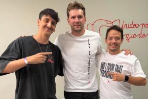 👀好像又瘦了些？东契奇现身马德里参加活动 新发型有丶小帅啊配图