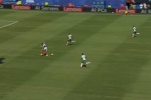 可惜！拉比奥精准长传，姆巴佩停球停到了身后配图